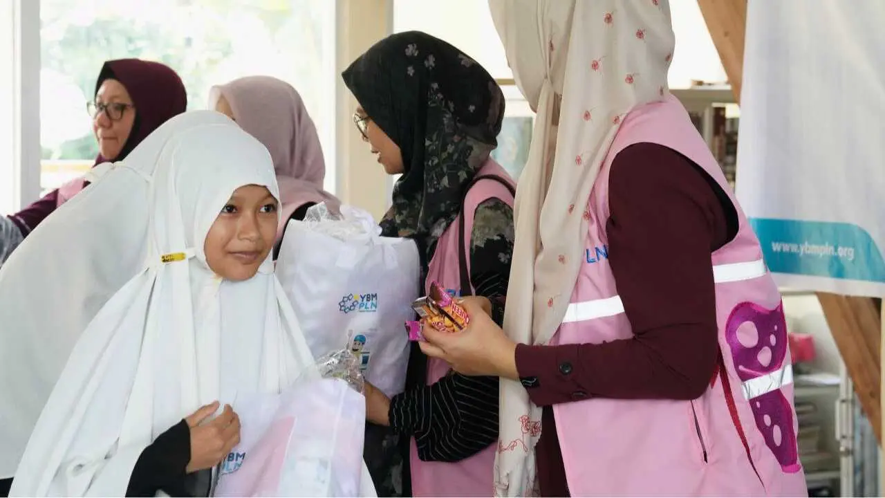 Srikandi PLN Sulselrabar Berbagi Inspirasi dan Dukungan untuk Santri di Gowa