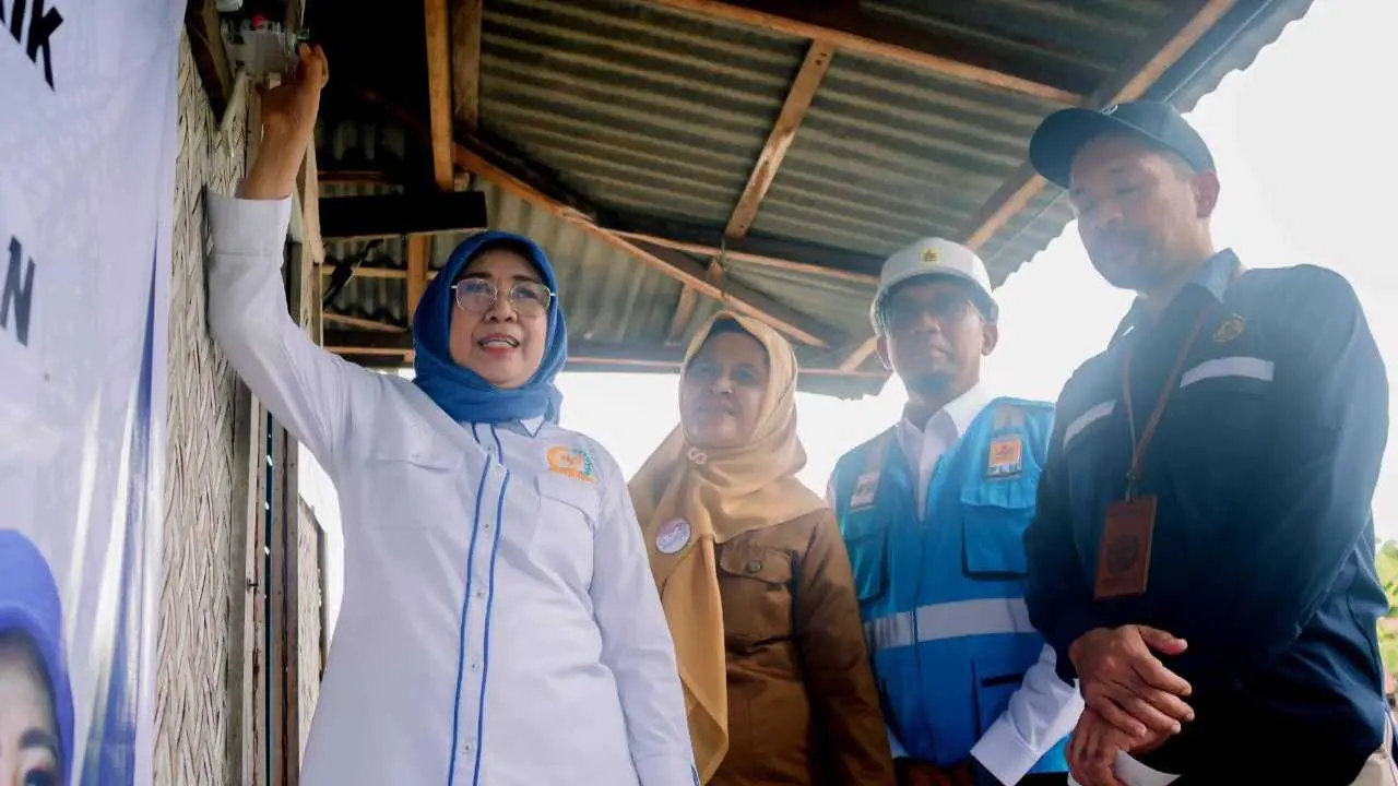 Negara Hadir: 7.100 Rumah Tangga Prasejahtera di Sulsel Nikmati Sambungan Listrik Gratis 2 Negara Hadir: 7.100 Rumah Tangga Prasejahtera di Sulsel Nikmati Sambungan Listrik Gratis
