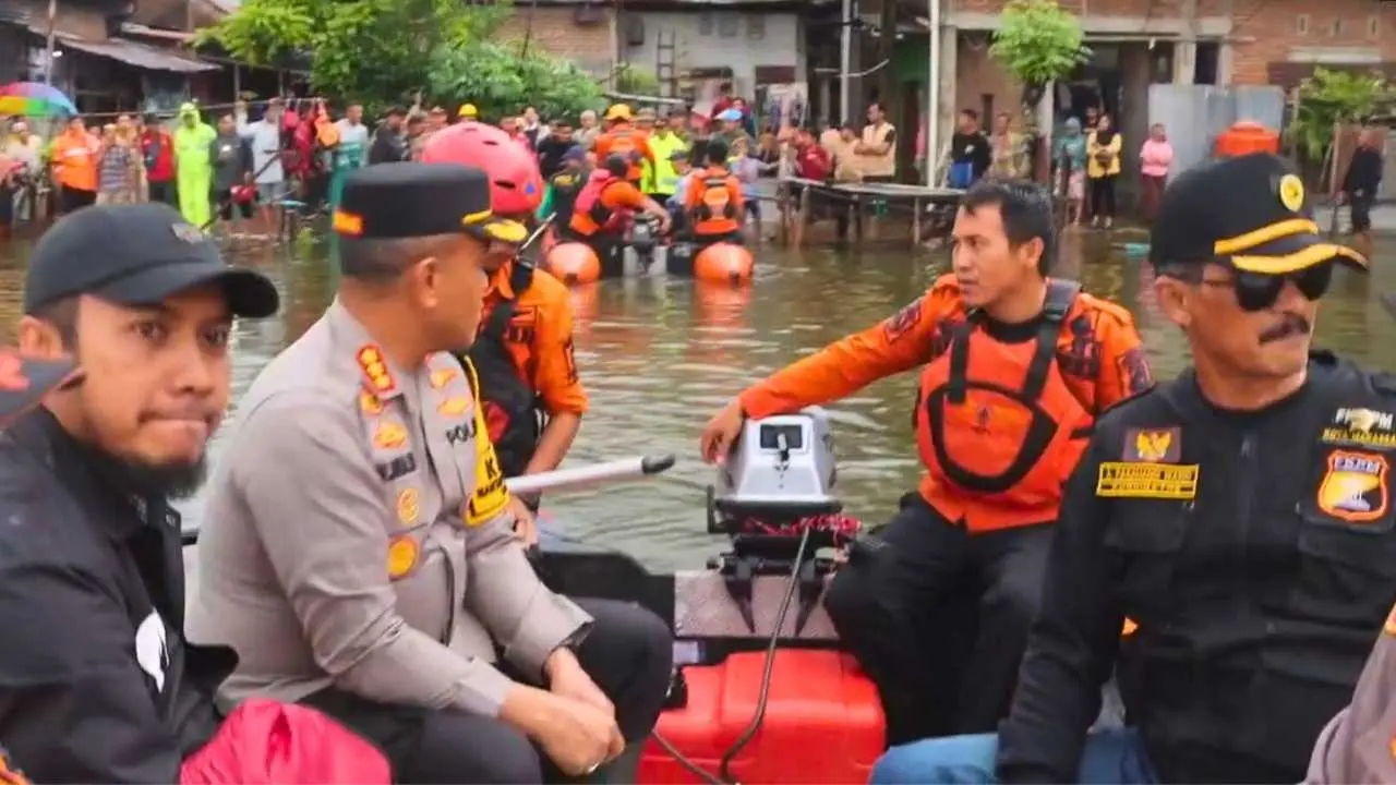 Gunakan Perahu, Kapolrestabes Makassar Terobos Banjir untuk Salurkan Bantuan