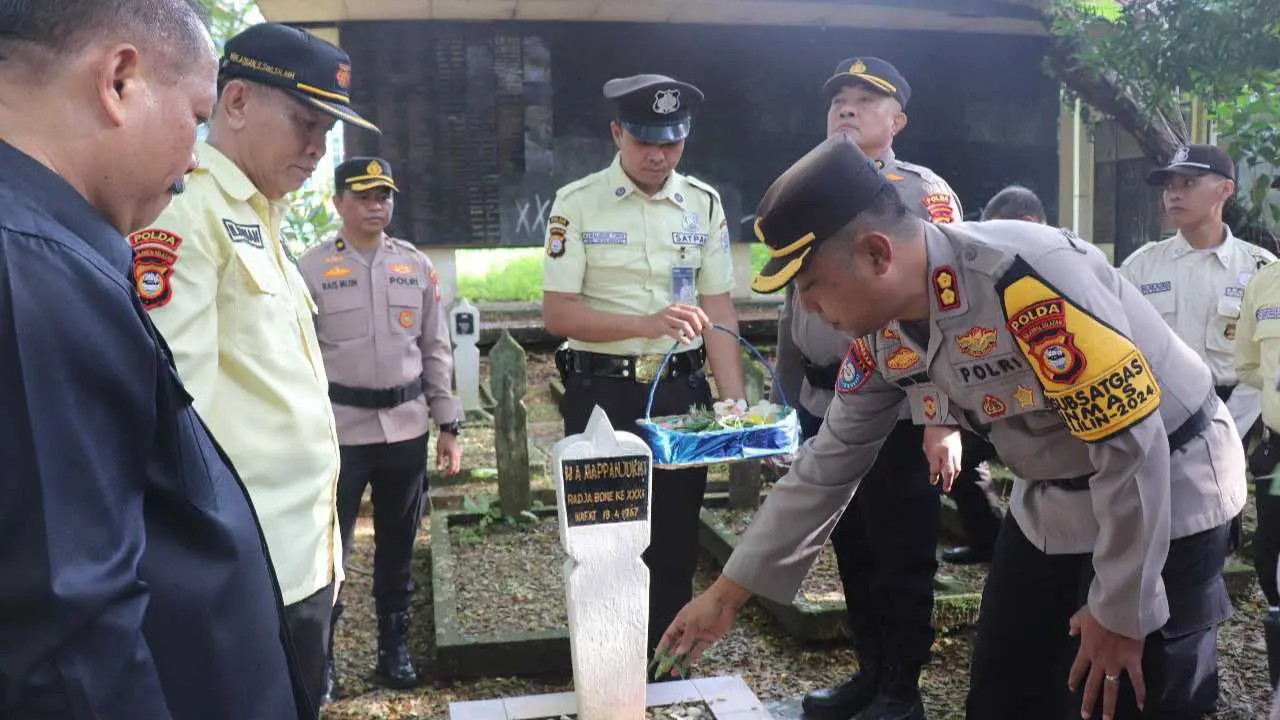 Tabur Bunga Iringi Peringatan HUT Ke-44 Satpam di Taman Makam Pahlawan Makassar 2 Tabur Bunga Iringi Peringatan HUT Ke-44 Satpam di Taman Makam Pahlawan Makassar