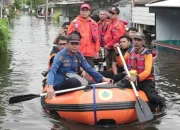 Tim Damkarmat – Wali Kota Tinjau Banjir di Manggala, Pastikan Penanganan & Logistik Terpenuhi
