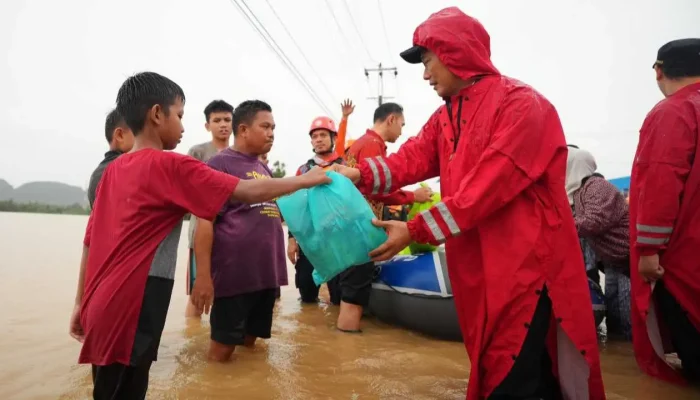 Banjir di Pangkep, Pj Gubernur Sulsel Pastikan Warga Terdampak dapat Penanganan Optimal