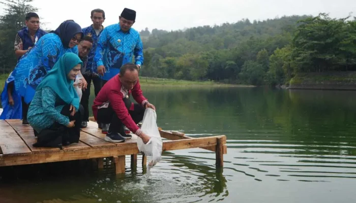 Pemprov Sulsel Salurkan 5 Juta Benih Ikan untuk Dukung Nelayan dan Ketahanan Pangan