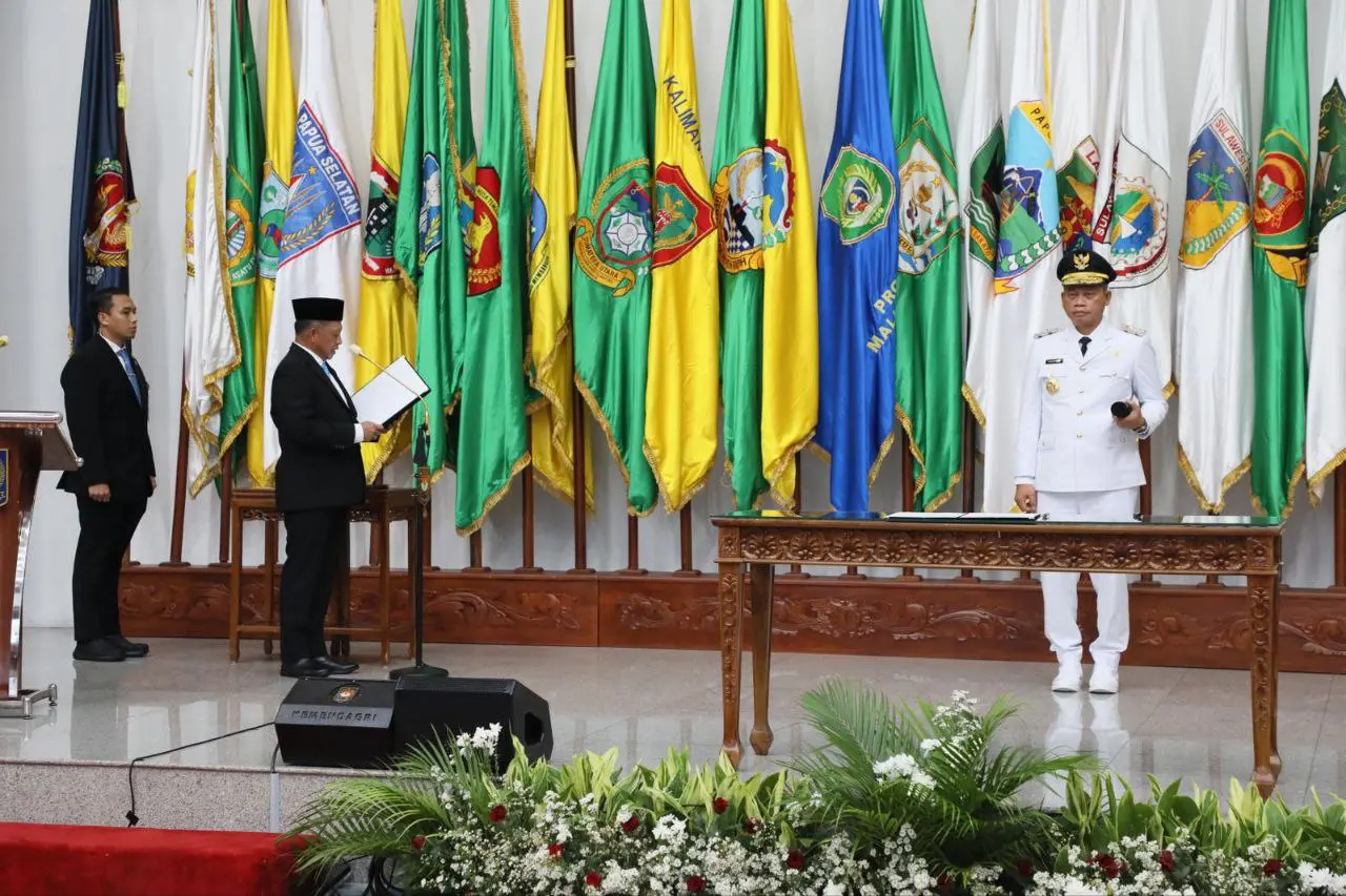 Putra Daerah Sulsel, Prof Fadjry Jufry Resmi Dilantik Jadi Pj Gubernur 2 two men in military uniforms