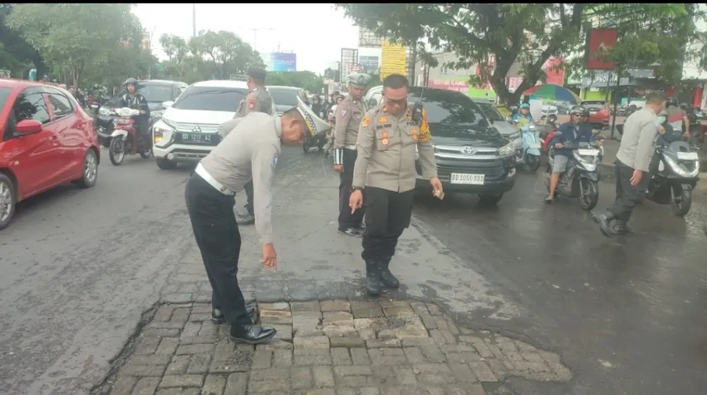 Cegah Kecelakaan, Kapolsek Tamalanrea Pimpin Aksi Tambal Jalan Berlubang di Perintis Kemerdekaan