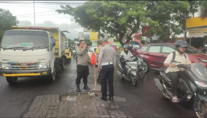 Cegah Kecelakaan, Kapolsek Tamalanrea Pimpin Aksi Tambal Jalan Berlubang di Perintis Kemerdekaan