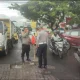 Cegah Kecelakaan, Kapolsek Tamalanrea Pimpin Aksi Tambal Jalan Berlubang di Perintis Kemerdekaan