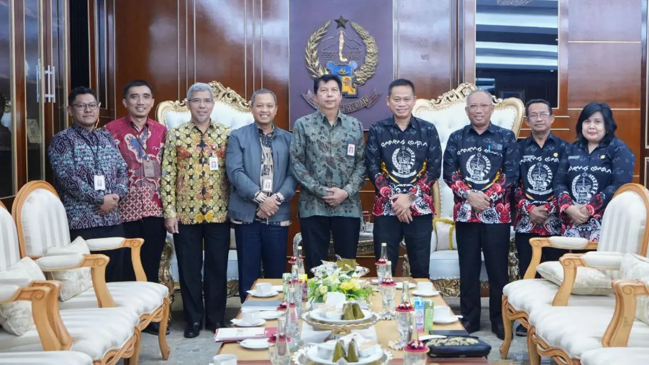 Pj Gubernur Prof Fadjry Ajak OJK Tingkatkan KUR untuk Petani Sulsel 2 Penjabat Gubernur Sulawesi Selatan (Sulsel), Prof. Fadjry Djufry,