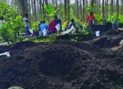 DLH Blitar Lakukan Relokasi Makam untuk Proyek Pelurusan Jalan Brongkos-Karangkates
