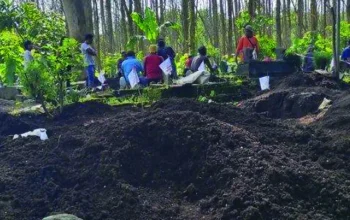 DLH Blitar Lakukan Relokasi Makam untuk Proyek Pelurusan Jalan Brongkos-Karangkates