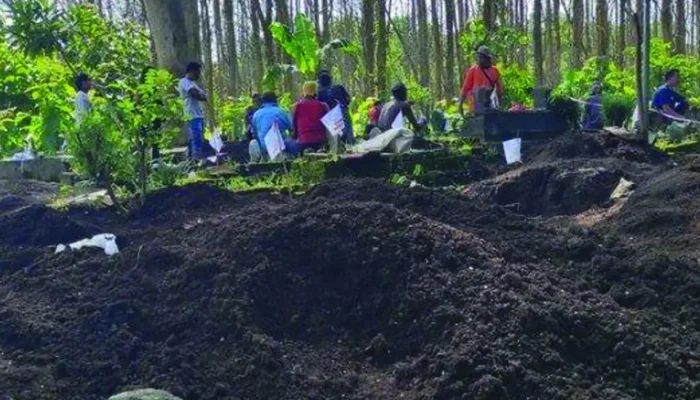 DLH Blitar Lakukan Relokasi Makam untuk Proyek Pelurusan Jalan Brongkos-Karangkates