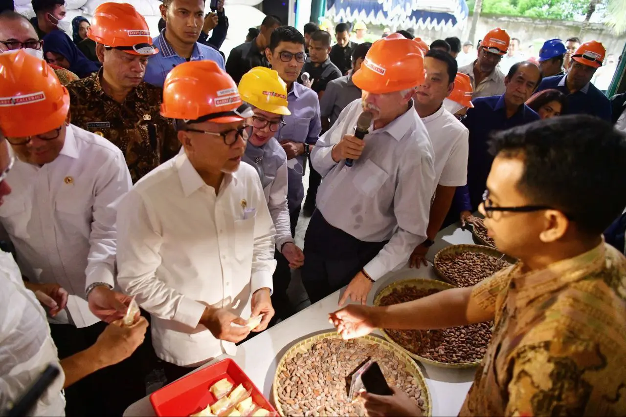 Prof Fadjry Djufry Dampingi Menko Zulkifli Hasan Tinjau Gudang Kakao PT Papandayan Cocoa Industries 2 Prof Fadjry Djufry Dampingi Menko Zulkifli Hasan Tinjau Gudang Kakao PT Papandayan Cocoa Industries