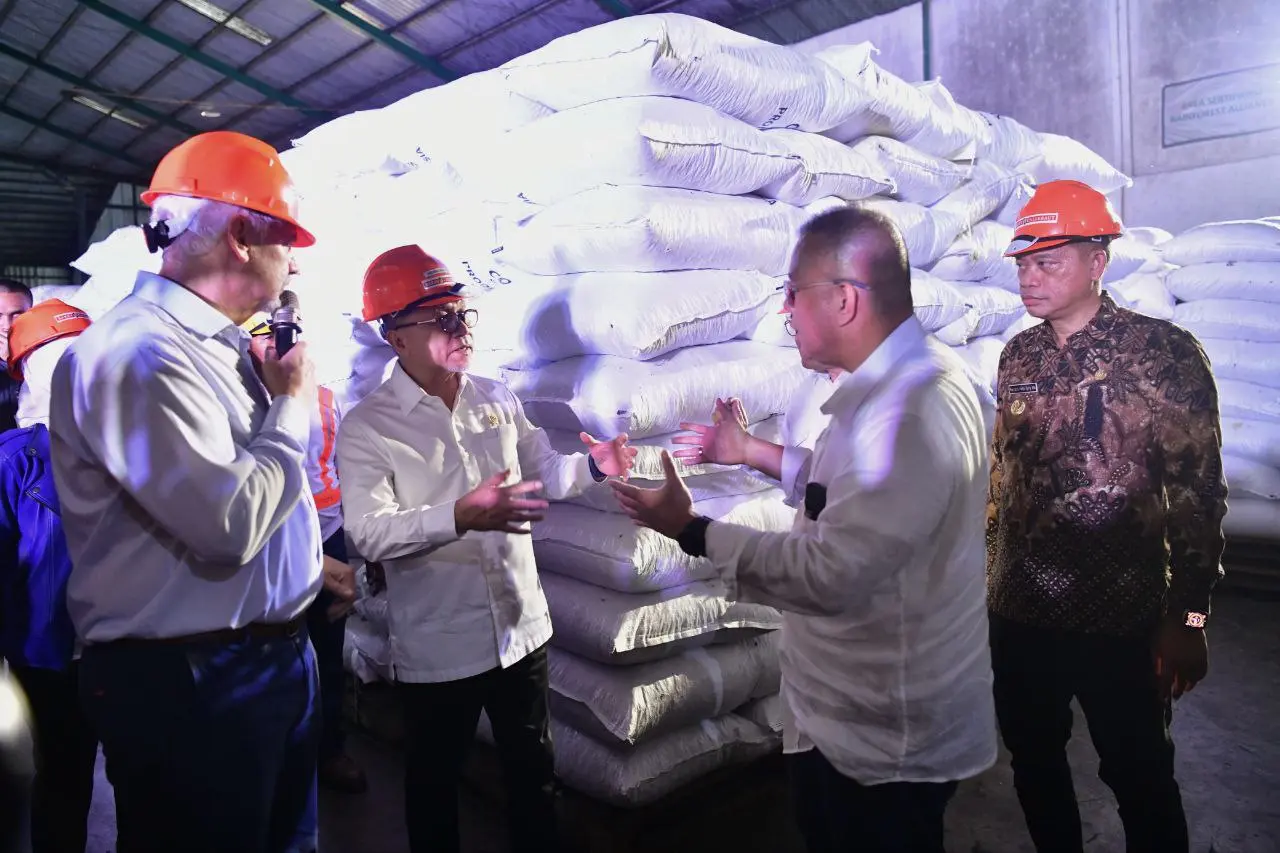 Prof Fadjry Djufry Dampingi Menko Zulkifli Hasan Tinjau Gudang Kakao PT Papandayan Cocoa Industries