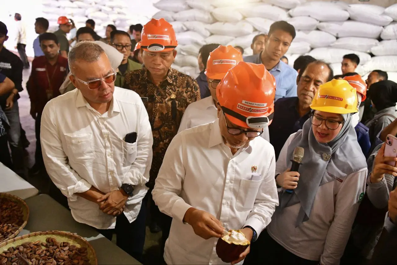 Prof Fadjry Djufry Dampingi Menko Zulkifli Hasan Tinjau Gudang Kakao PT Papandayan Cocoa Industries 3 Prof Fadjry Djufry Dampingi Menko Zulkifli Hasan Tinjau Gudang Kakao PT Papandayan Cocoa Industries