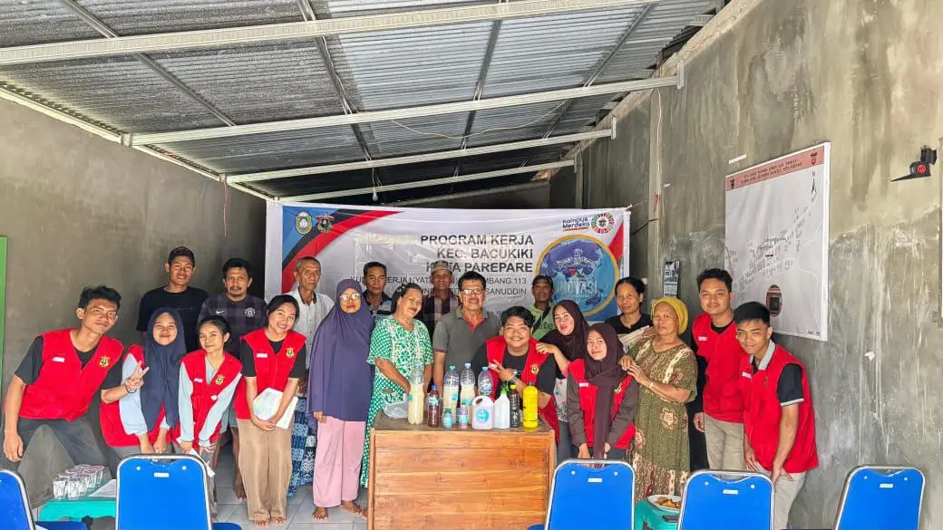 Mahasiswa KKN Unhas Demonstrasikan Inovasi Air Cucian Beras dan Limbah Telur Menjadi Pupuk Organik Cair