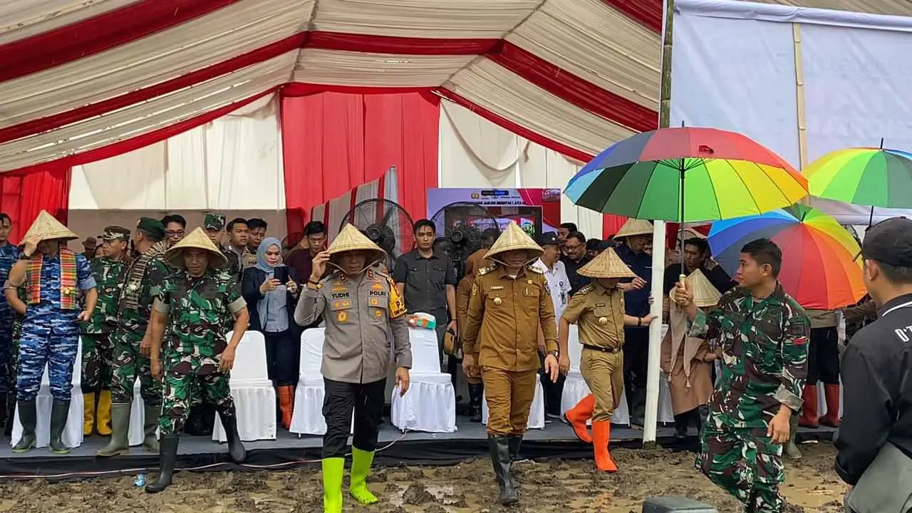 Dampingi Pj Gubernur Lakukan Penanaman Jagung Serentak 1 Juta Hektar di Jeneponto, Ini Kata Kapolda 2 Dampingi Pj Gubernur Lakukan Penanaman Jagung Serentak 1 Juta Hektar di Jeneponto, Ini Kata Kapolda