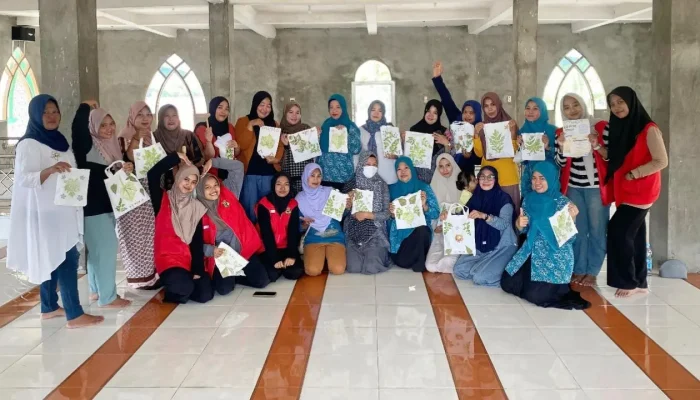 Ibu-Ibu di Tellumpanua Berkreasi Ecoprint, Raih Peluang Usaha Ramah Lingkungan