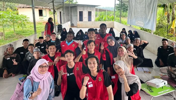Mahasiswa KKN-T Unhas Berbagi Ilmu Lewat English Camp di Pesantren Agrowisata Gowa