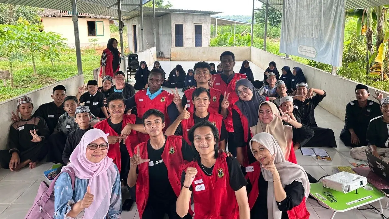 Mahasiswa KKN-T Unhas Berbagi Ilmu Lewat English Camp di Pesantren Agrowisata Gowa