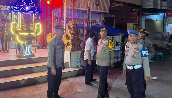 Kapolsek Bontoala Pimpin Patroli Keamanan Vihara dan Klenteng Jelang Imlek