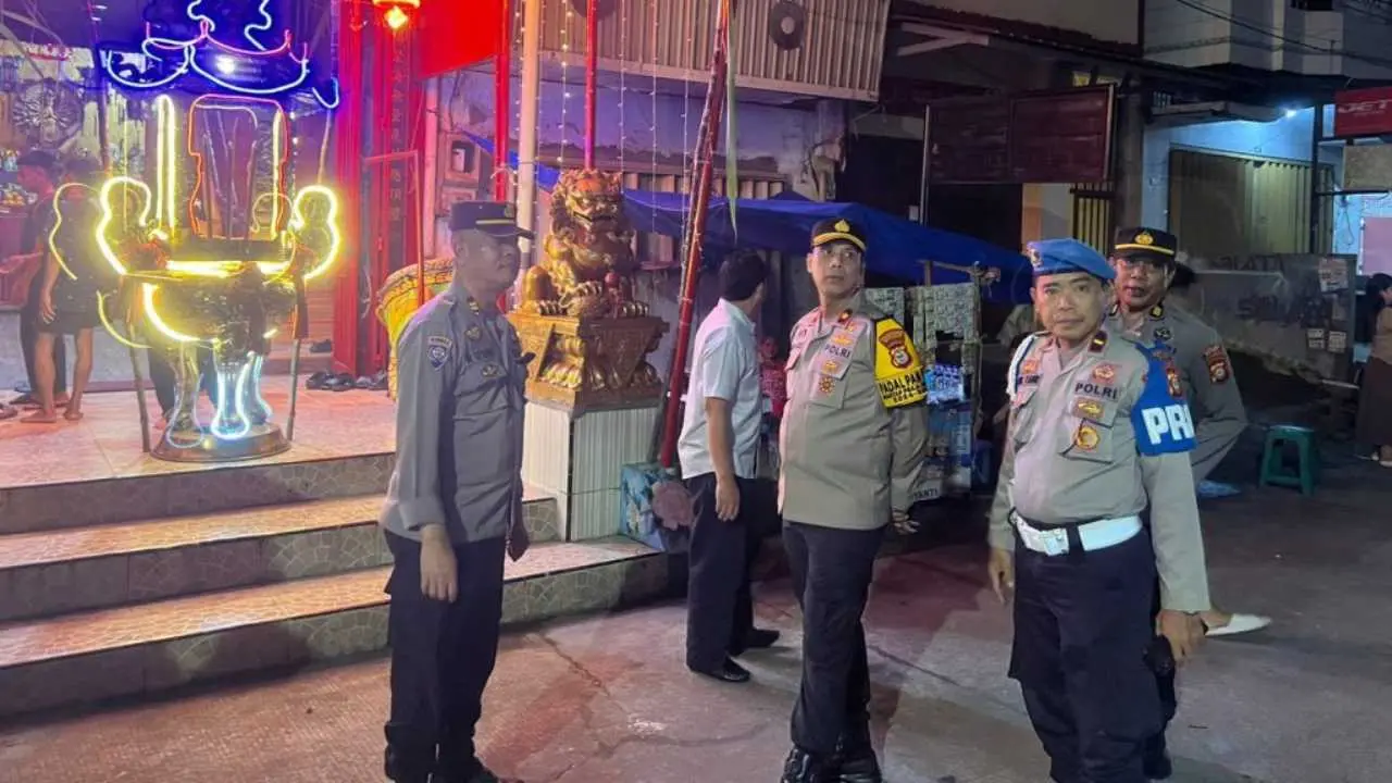 Kapolsek Bontoala Pimpin Patroli Keamanan Vihara dan Klenteng Jelang Imlek
