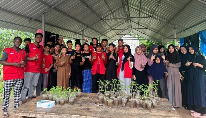 Mahasiswa KKN-T Unhas Kenalkan Pertanian Organik dengan Tanam Refugia di Pesantren Gowa