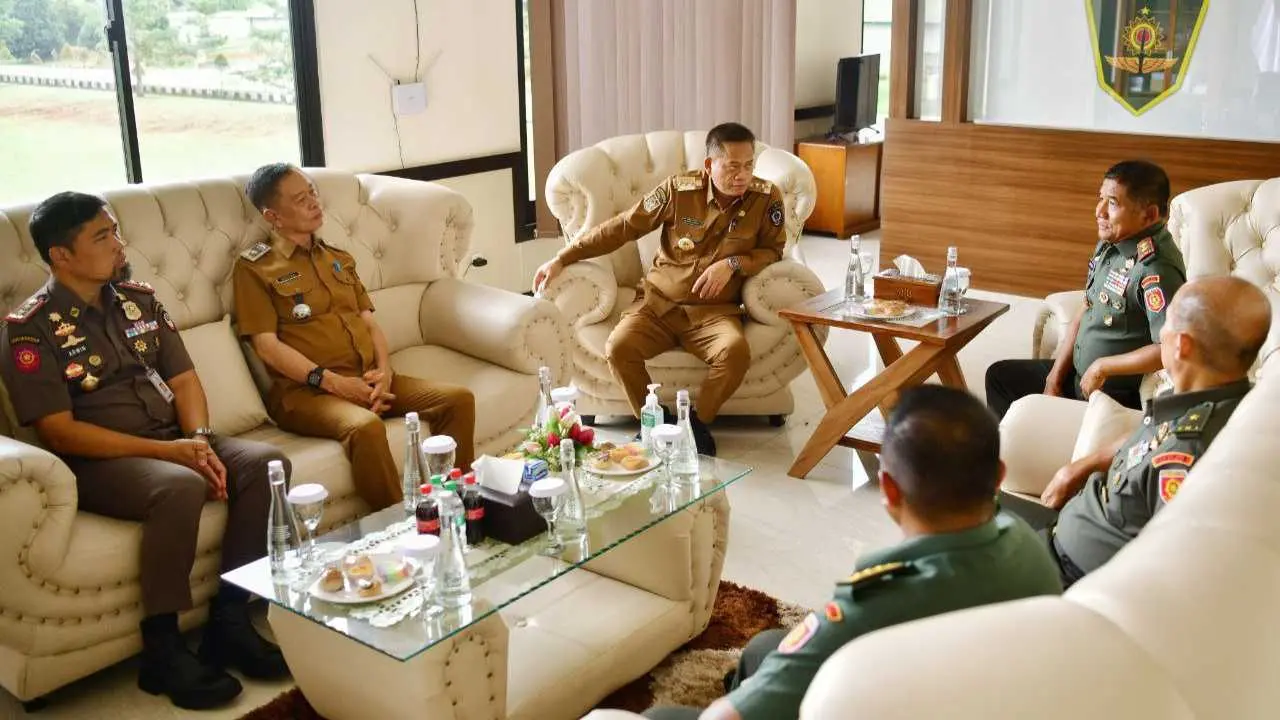 Perkuat Kolaborasi di Jajaran Forkopimda, Prof Fadjry Djufry Kunjungan Silaturahmi ke Mako Pangdivif 3 Kostrad di Gowa 2 Perkuat Kolaborasi di Jajaran Forkopimda, Prof Fadjry Djufry Kunjungan Silaturahmi ke Mako Pangdivif 3 Kostrad di Gowa
