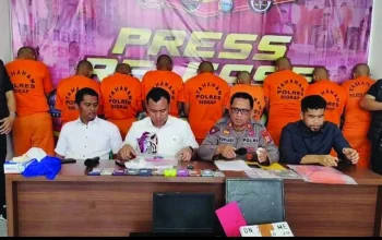 11 Pelaku Sindikat Penipuan Online Ditangkap di Sidrap, Kerugian Capai Rp200 Juta 3 11 Pelaku Sindikat Penipuan Online Ditangkap di Sidrap, Kerugian Capai Rp200 Juta