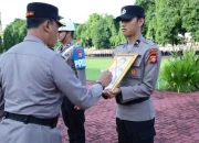Kapolda Sulsel Berikan Penghargaan dan Sanksi PTDH dalam Upacara Gabungan