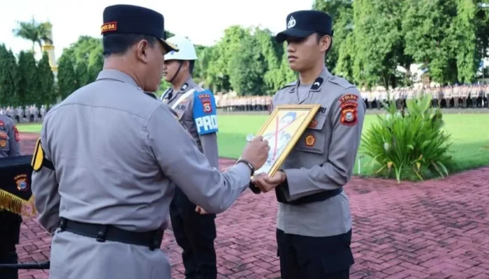 Kapolda Sulsel Berikan Penghargaan dan Sanksi PTDH dalam Upacara Gabungan