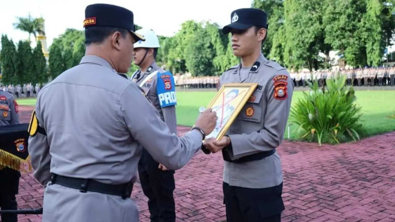 Kapolda Sulsel Berikan Penghargaan dan Sanksi PTDH dalam Upacara Gabungan