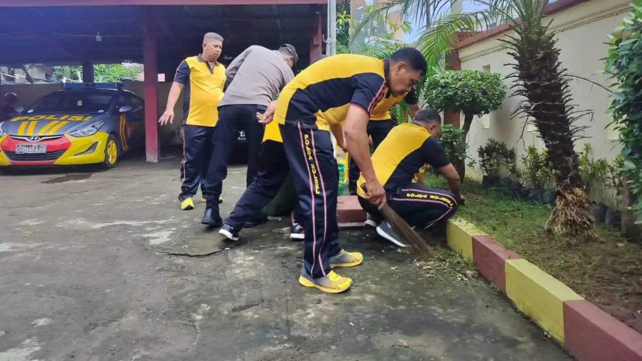 Kapolsek Mariso Pimpin Kerja Bakti Bersihkan Mako