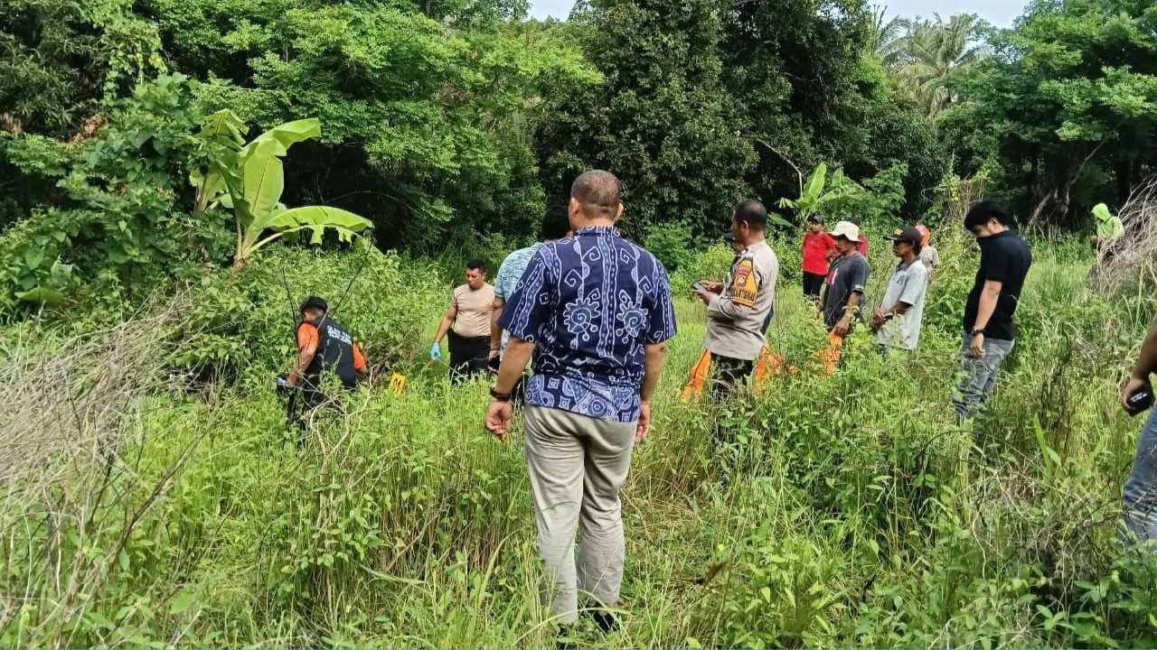 Warga Kola-kolasa Jeneponto Digegerkan Penemuan Sesosok Mayat Wanita di Persawahan 2 Warga Kola-kolasa Jeneponto Digegerkan Penemuan Sesosok Mayat Wanita di Persawahan
