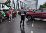 Hujan Tak Surutkan Semangat Polantas Tamalate Atur Lalu Lintas Pagi