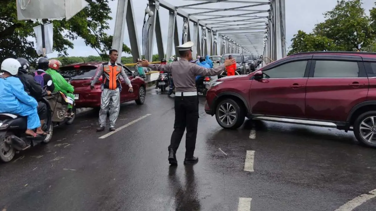 Hujan Tak Surutkan Semangat Polantas Tamalate Atur Lalu Lintas Pagi