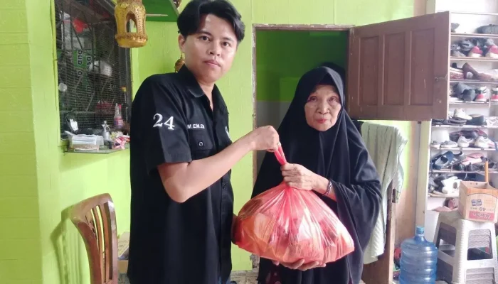 Lurah Biring Romang Serahkan Bantuan dari Birma Peduli kepada Warga Kurang Mampu