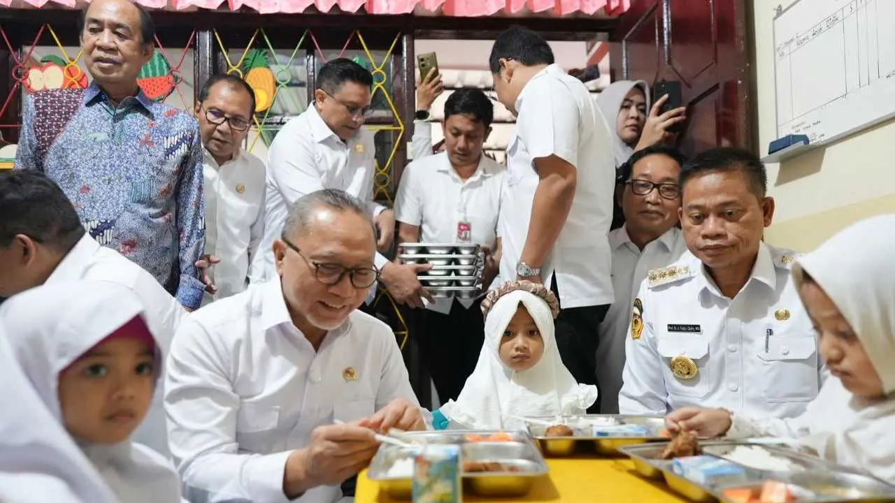 Dua Menteri dan Pj Gubernur Prof Fadjry Pastikan Makan Bergizi Gratis Penuhi Selera Lokal di Makassar
