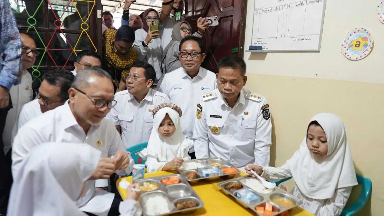 Dua Menteri dan Pj Gubernur Prof Fadjry Pastikan Makan Bergizi Gratis Penuhi Selera Lokal di Makassar