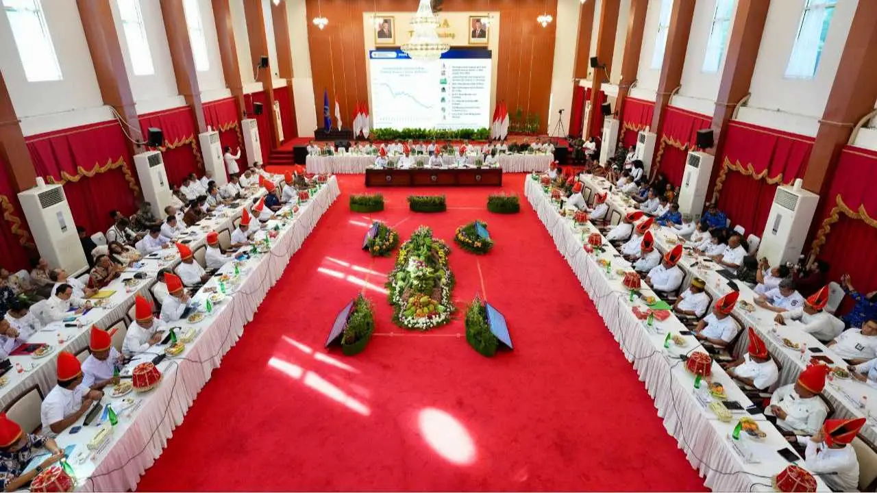 Bersama Pj Gubernur dan Bupati, Menko Pangan Rakor Mengenakan “Passapu” Merah