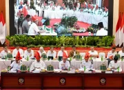 Bersama Pj Gubernur dan Bupati, Menko Pangan Rakor Mengenakan “Passapu” Merah