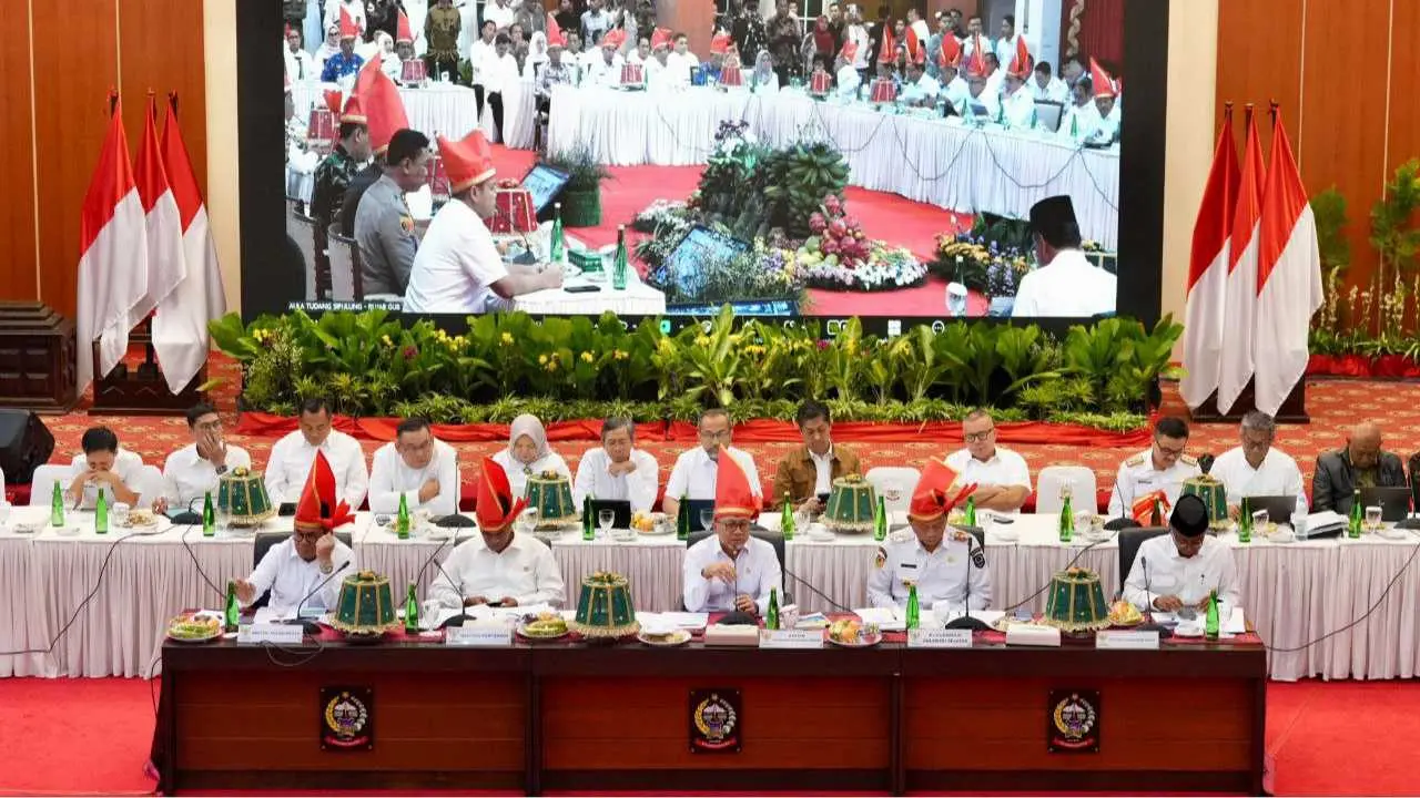 Bersama Pj Gubernur dan Bupati, Menko Pangan Rakor Mengenakan “Passapu” Merah