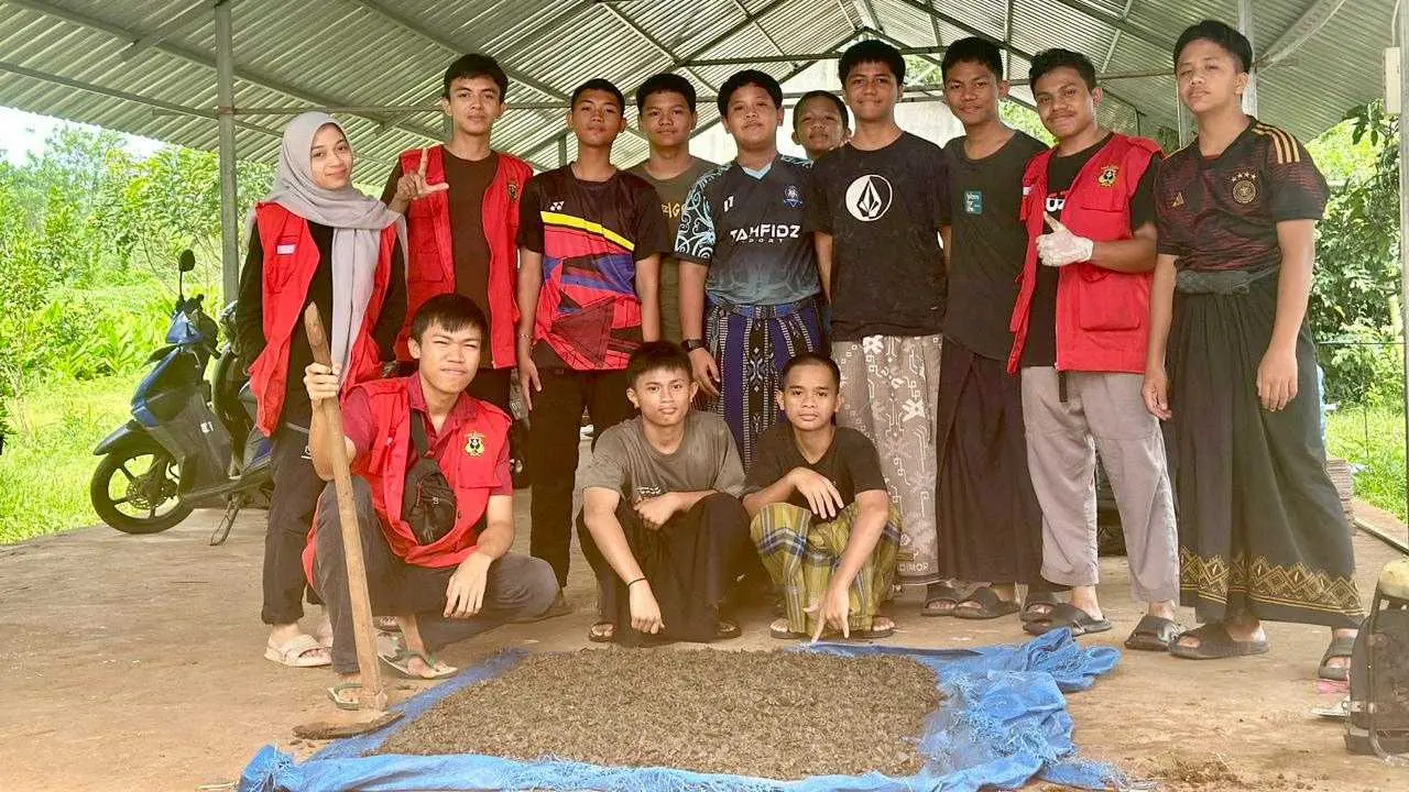 Mahasiswa KKN-T Unhas Gelar Sosialisasi dan Pelatihan Pembuatan Pupuk Organik di Pondok Pesantren Agrowisata Tahfidzul Qur’an