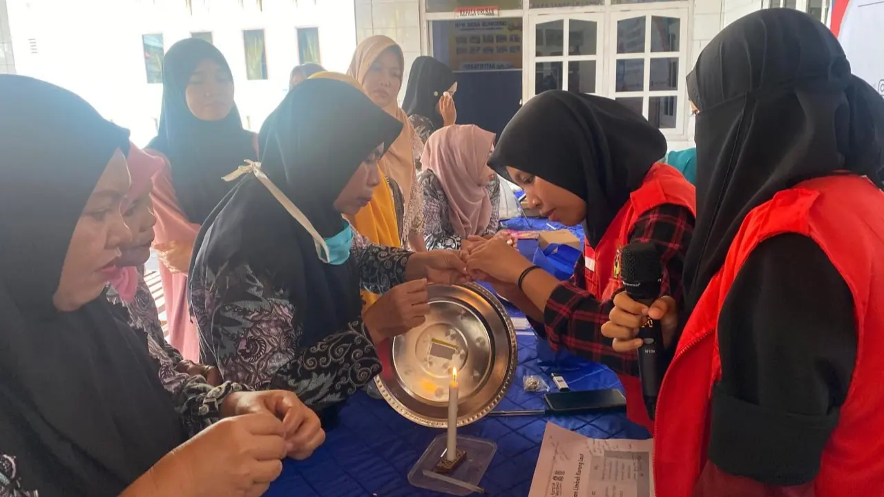 Masyarakat Desa Bungeng, Jeneponto, Diajari Kelola Limbah Kerang Laut Jadi Kerajinan Tangan