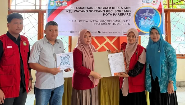 Digitalisasi Perpustakaan Watang Soreang: Mahasiswa KKN-T Unhas Hadirkan Solusi Akses Literasi Melalui Touchpoint Flyer