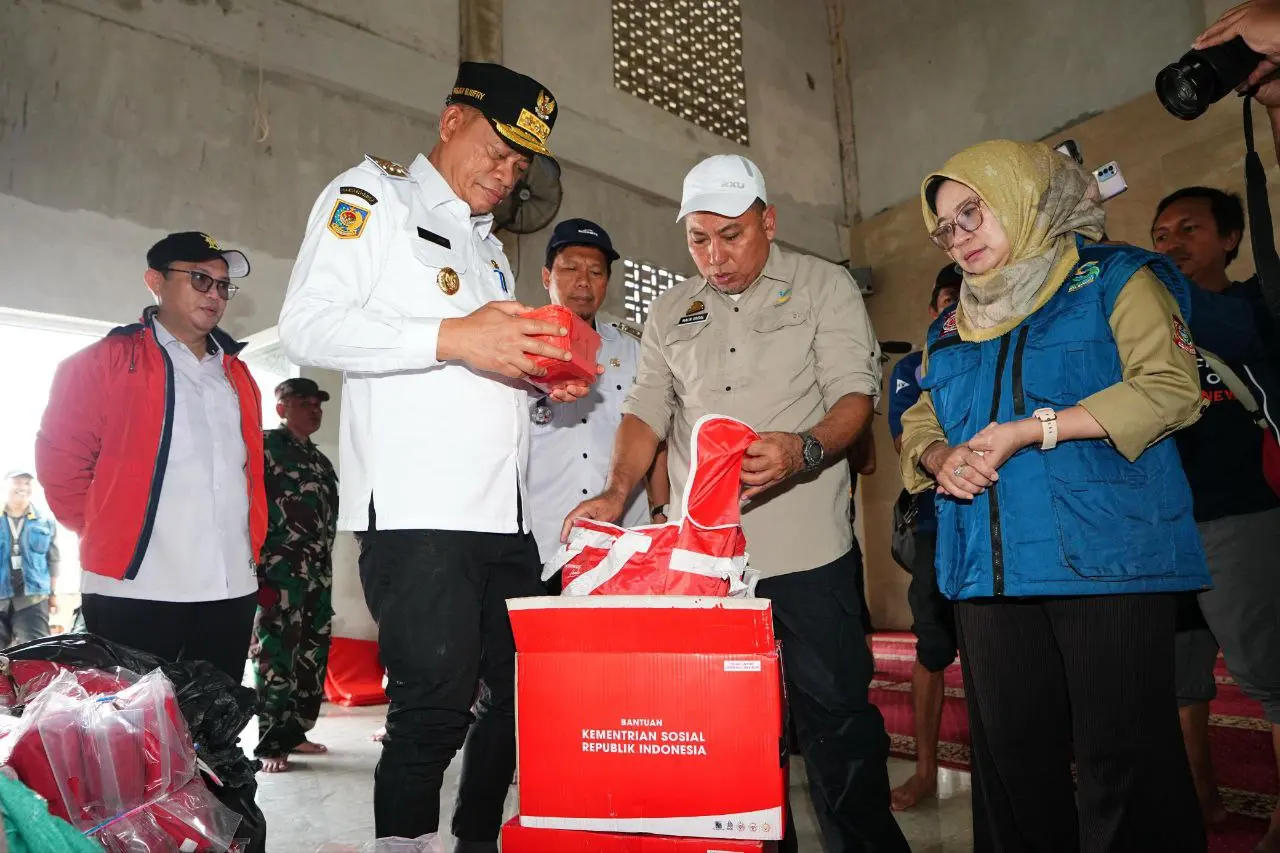 Tinjau Lokasi Banjir di Makassar, Prof Fadjry Djufry Harap Ada Solusi Permanen untuk Warga Terdampak