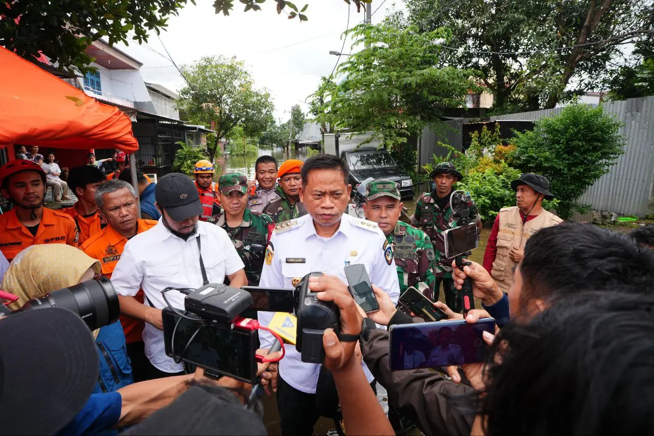 Batal Hadiri Peringatan HUT ke-65 Pangkep, Prof Fadjry Djufry Ucapkan Selamat dari Lokasi Banjir di Makassar