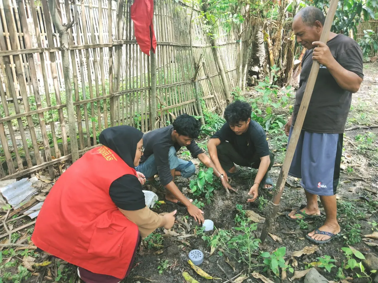 Mahasiswa KKN Unhas Kenalkan Biopori di Desa Tarowang Jeneponto, Solusi Sederhana untuk Lingkungan
