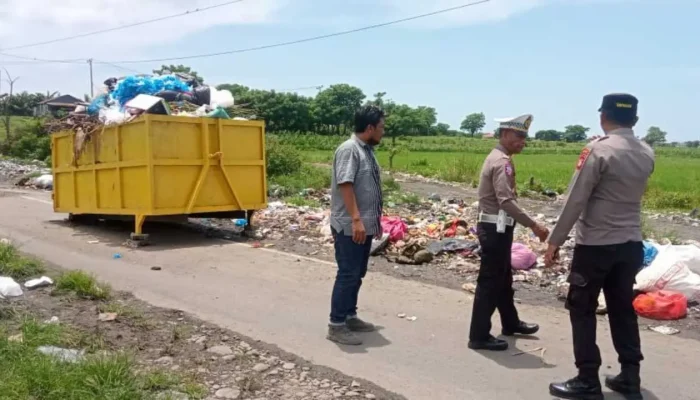 Kontainer Sampah di Bahu Jalan Sebabkan Kecelakaan, Polres Jeneponto Bertindak Cepat