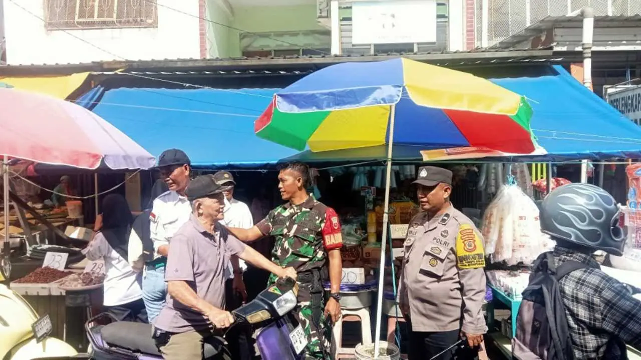 PD Pasar Makassar Raya Dikawal Polsek Bontoala Tertibkan PKL Pasar Terong
