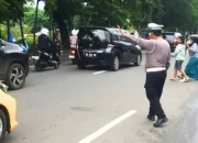 Aksi Humanis Polisi Lalu Lintas Bontoala: Bantu Warga Menyeberang Jalan di Pasar Terong